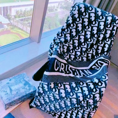 外贸新品潮牌毛毯金貂绒法兰绒大牌办公室午睡毯休闲加厚礼品毯子图4