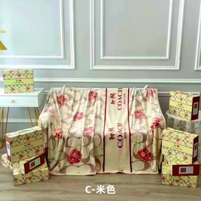 外贸爆款潮牌毛毯办公室午睡毯金雕绒法莱绒大牌毯子礼品毯礼盒装图4