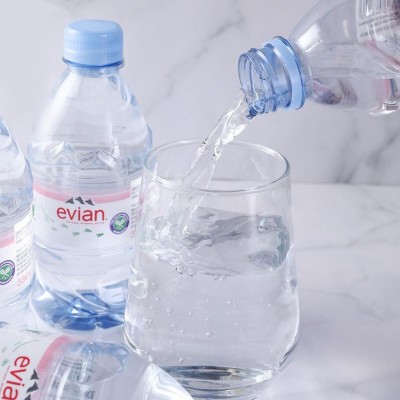 Evian依云法国进口天然弱碱性矿泉水330ml*24整箱小瓶2 4年 批发图3