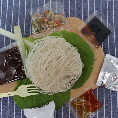 酸辣粉 OEM贴牌代加工调料包定制工厂生产厂家非油炸面米线桶装图2