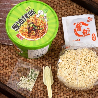炫卡葱油拌面桶装冲泡干拌面夜宵速食代餐泡面批发非油炸宿舍拌面图3
