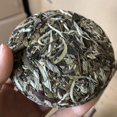 云南景谷秧塔古树月光美人白贡茶叶浓香型普洱茶生茶100g白茶饼茶图4